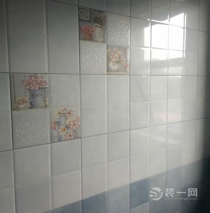 深圳装修业主吴女士装修进程之卫生间瓷砖铺贴